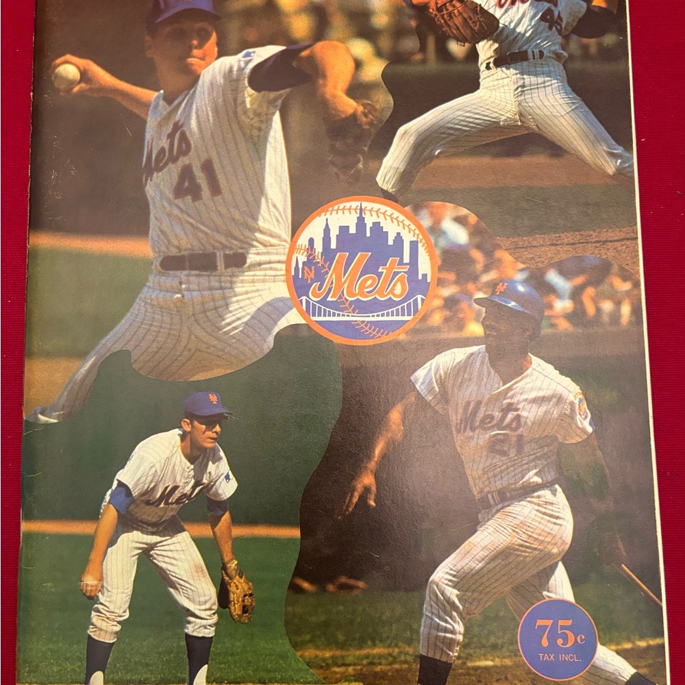 Mets 1972 yearbook revised edition includes the whole team photo